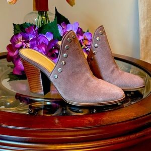 🎉HP🎉. Michael Kors Wedges .. Tan Suede